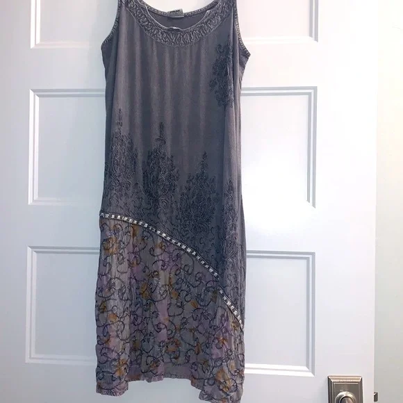 Palak Sleeveless Dress - Picture 3 of 7